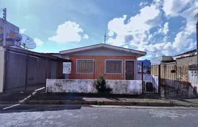 Imagem: A casa possui 4 Dormitórios, 2 Banheiros, 2 Vagas na garagem