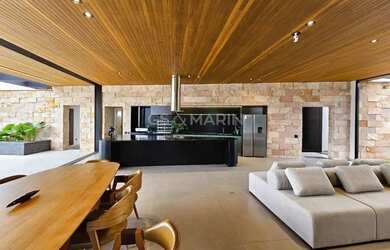 Imagem: A casa em condomínio possui 4 Dormitórios, 5 Banheiros, 285m²