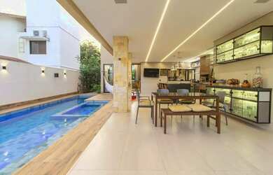 Imagem: A casa possui 4 Dormitórios, 5 Banheiros, 4 Vagas na garagem