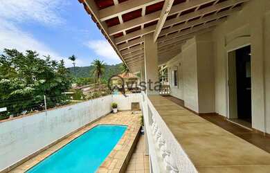 Imagem: A casa possui 4 Dormitórios, 3 Banheiros, 4 Vagas na garagem