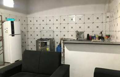 Imagem: A casa possui 3 Dormitórios, 2 Banheiros, 1 Vaga na garagem