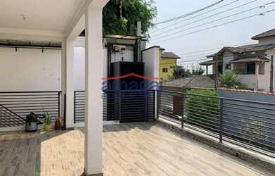 Imagem: A casa possui 4 Dormitórios, 3 Banheiros, 3 Vagas na garagem