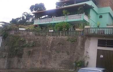 Imagem: A casa possui 4 Dormitórios, 5 Banheiros, 1 Vaga na garagem