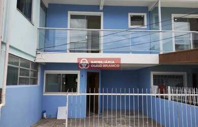 Imagem: A casa à venda possui 2 Dormitórios, 2 Banheiros, 1 Vaga na