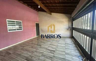 Imagem: A casa possui 2 Dormitórios, 2 Banheiros, 2 Vagas na garagem