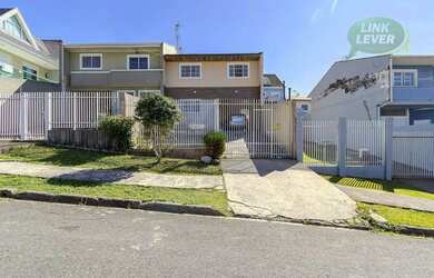 Imagem: A casa possui 4 Dormitórios, 2 Banheiros, 3 Vagas na garagem