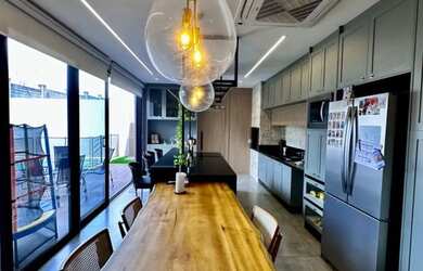 Imagem: A casa em condomínio possui 4 Dormitórios, 5 Banheiros, 2