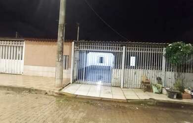 Imagem: A casa possui 3 Dormitórios, 1 Banheiro, 1 Vaga na garagem