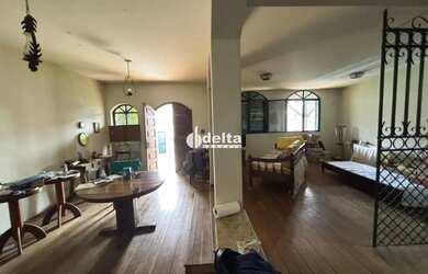 Imagem 6: Casa estilo sobrado com 5 quartos sendo 1 suíte disponível para locação...