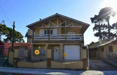 Imagem: A casa possui 3 Dormitórios, 2 Banheiros, 1 Vaga na garagem