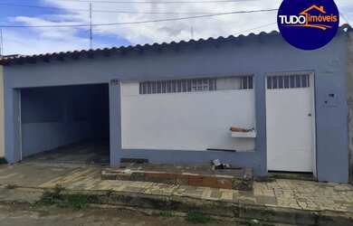 Imagem: A casa possui 2 Dormitórios, 3 Banheiros, 2 Vagas na garagem