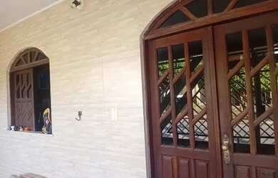 Imagem: A casa possui 2 Dormitórios, 1 Banheiro, 2 Vagas na garagem