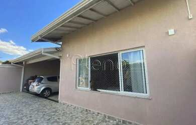 Imagem: A casa possui 3 Dormitórios, 2 Banheiros, 4 Vagas na garagem