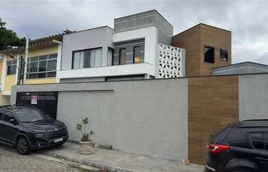 Imagem: A casa possui 3 Dormitórios, 5 Banheiros, 1 Vaga na garagem