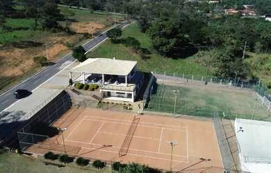 Imagem: O terreno e possui Dormitórios, Suítes, Banheiros, 1000-0m²