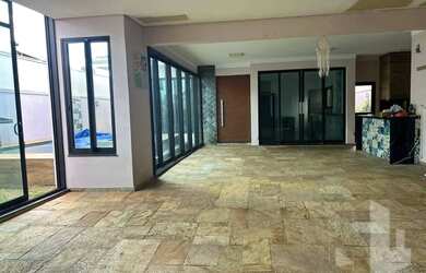 Imagem: A casa em condomínio possui 3 Dormitórios, 2 Banheiros, 370m²