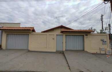 Imagem: A casa possui 5 Dormitórios, 2 Banheiros, 5 Vagas na garagem