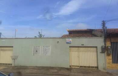 Imagem: A casa possui 3 Dormitórios, 3 Banheiros, 2 Vagas na garagem