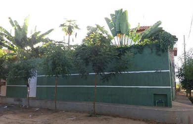 Imagem: A casa possui 3 Dormitórios, 2 Banheiros, 2 Vagas na garagem