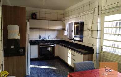 Imagem: A casa possui 2 Dormitórios, 2 Banheiros, 2 Vagas na garagem