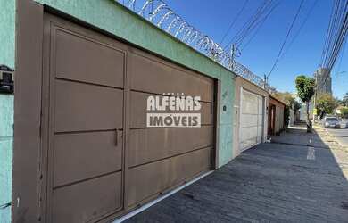 Imagem: A casa possui 5 Dormitórios, 3 Banheiros, 2 Vagas na garagem