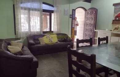 Imagem: A casa possui 3 Dormitórios, 2 Banheiros, 3 Vagas na garagem