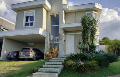 Imagem: A casa possui 4 Dormitórios, 5 Banheiros, 4 Vagas na garagem