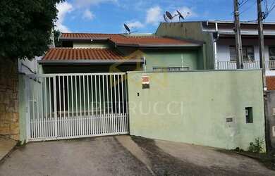 Imagem: A casa possui 3 Dormitórios, 2 Banheiros, 2 Vagas na garagem