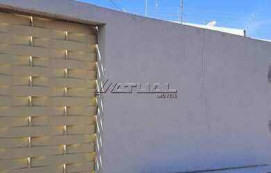 Imagem: A casa possui 5 Dormitórios, 3 Banheiros, 2 Vagas na garagem