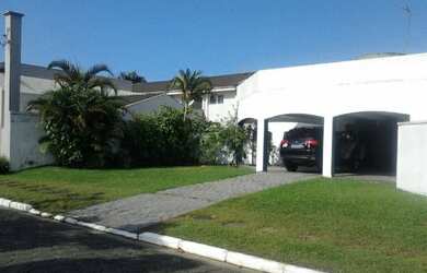 Imagem: A casa possui 4 Dormitórios, 5 Banheiros, 4 Vagas na garagem