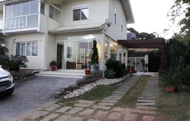 Imagem: A casa possui 3 Dormitórios, 3 Banheiros, 2 Vagas na garagem