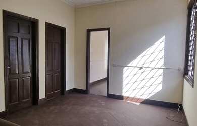 Imagem: A casa possui 3 Dormitórios, 2 Banheiros, 200m² de Área e