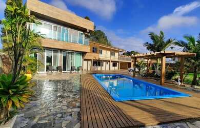 Imagem: A casa possui 4 Dormitórios, 5 Banheiros, 5 Vagas na garagem