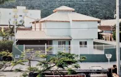 Imagem: A casa e possui 3 Dormitórios, Suítes, 3 Banheiros, 4 Vagas