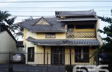 Imagem: A casa possui 4 Dormitórios, 4 Banheiros, 3 Vagas na garagem