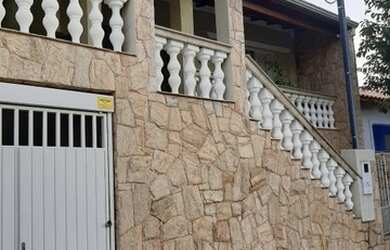 Imagem: A casa possui 3 Dormitórios, 1 Banheiro, 2 Vagas na garagem