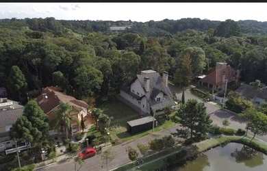 Imagem: O terreno possui 532m² de Área e está localizado em Gramado