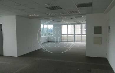 Imagem: O depósito para alugar possui 4 Vagas na garagem e 120m² de