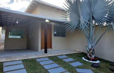 Imagem: A casa possui 2 Dormitórios, 2 Banheiros, 2 Vagas na garagem