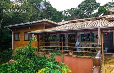 Imagem: A casa em condomínio possui 5 Dormitórios, 5 Banheiros e 390m²