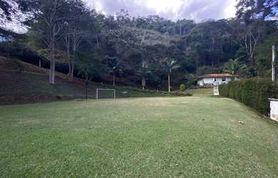 Imagem: A casa em condomínio à venda possui 5 Dormitórios, 5 Banheiros