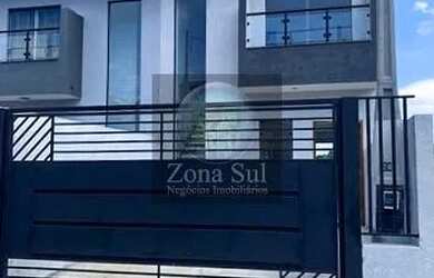 Imagem: A casa possui 2 Dormitórios, 1 Banheiro, 2 Vagas na garagem