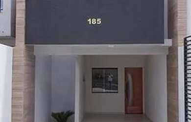 Imagem: A casa possui 3 Dormitórios, 2 Banheiros, 2 Vagas na garagem