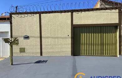 Imagem: A casa possui 3 Dormitórios, 2 Banheiros, 2 Vagas na garagem