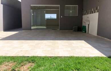 Imagem: A casa possui 3 Dormitórios, 2 Banheiros, 3 Vagas na garagem