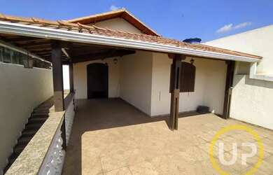 Imagem: A casa possui 3 Dormitórios, 1 Banheiro, 2 Vagas na garagem