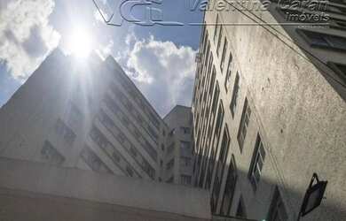 Imagem: O apartamento possui 1 Dormitório, 1 Banheiro, 1 Vaga na garagem