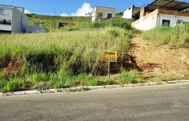 Imagem: O terreno possui 240m² de Área e está localizado em Terras