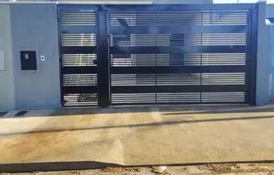 Imagem: A casa possui 3 Dormitórios, 2 Banheiros, 2 Vagas na garagem