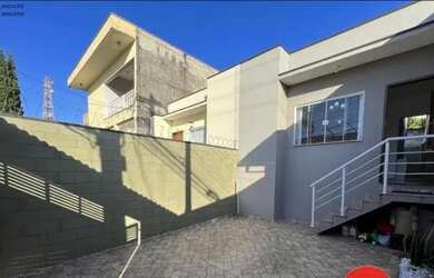 Imagem: A casa possui 3 Dormitórios, 2 Banheiros, 2 Vagas na garagem